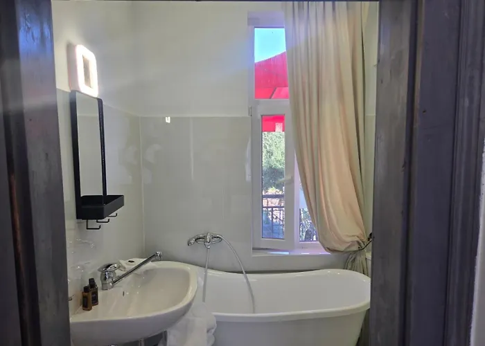 La Maison Des Fleurs Free Parking